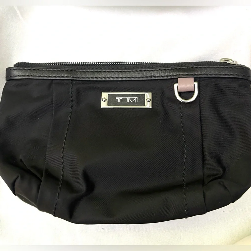 ✈️TUMI Voyageur Vienna Triple Compartment Wristlet✈️
